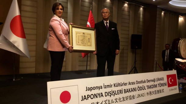 日本イズミル文化友好協会への外務大臣表彰授与式が行われる