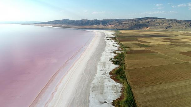 Turquie: Les visiteurs fascinés par la teinte rosée du Lac Tuz
