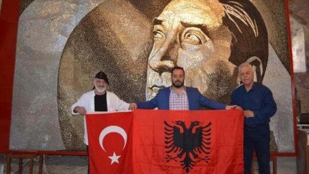 arnavut sanatçı Saimir Strati 250 bin vidayla Atatürk portresi yaptı.jpg