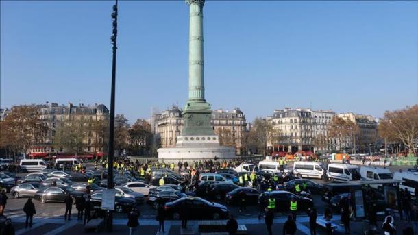 Sramota u srcu Evrope: Grupa demonstranata natjerala pokrivenu ženu da skine maramu