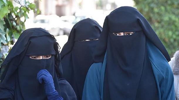 په الجزایر کې د ښځو په بورقو او حجاب بندیز ولګول شو