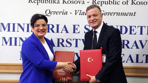sağlık bakan yardımcısı emine alp meşe Kosovada 2.jpg