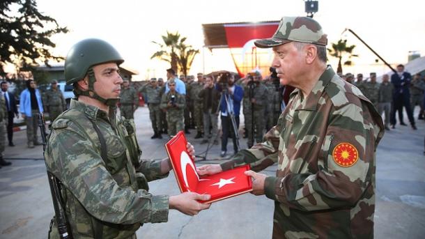 Hotunan shugaban kasar Turkiyya a yayinda yakai ziyara ga sojojin kasar dake fattatakar 'yan ta'adda