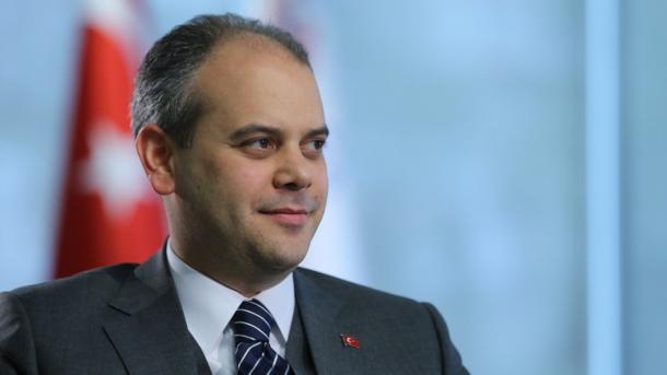türkiye wekili yawropa kéngishi yighin zalidin chiqip, türkiyege qaytishni qarar qildi
