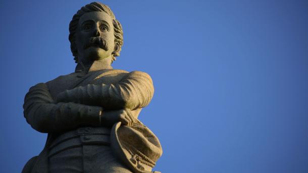 Americano acusado de conspirar para explodir estátua confederada