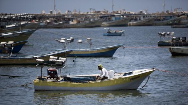 جرح إثنين من صيادي الأسماك الفلسطينيين