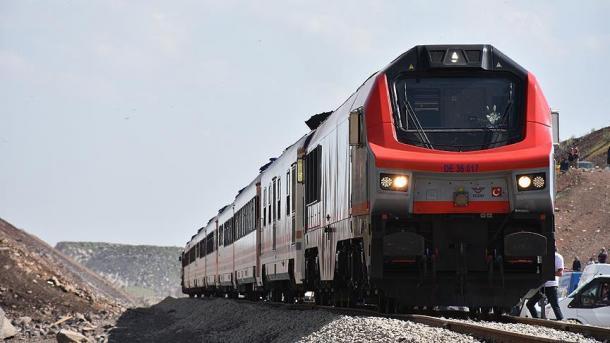 Bakı-Tbilisi-Qars dəmir yolu ilə yüklər 16-18 saata daşınacaq