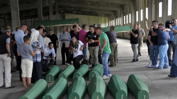 Porodice se opraštaju od najmilijih u Potočarima: Tišina i jecaji u bivšoj Fabrici akumulatora