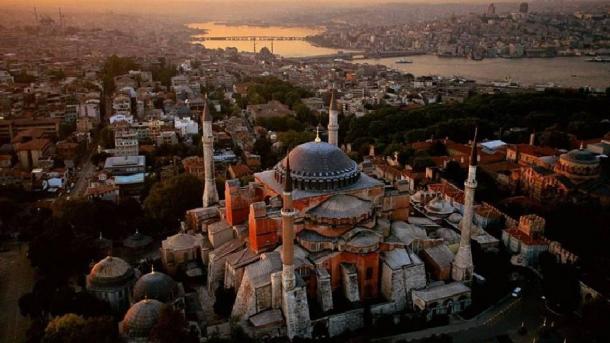 Grčkoj ponovo smeta Kur'an i ezan u džamiji Ayasofya, osuda iz Turske