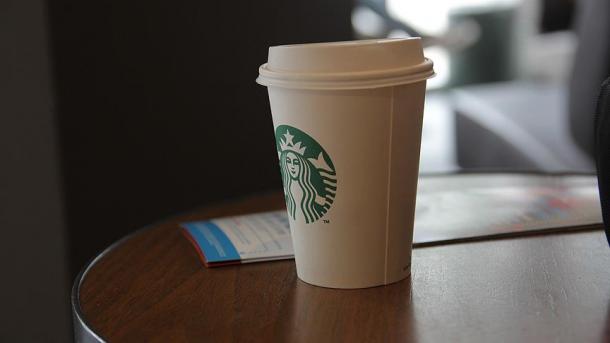 Starbucks zabranio plastične slamke u svojim radnjama