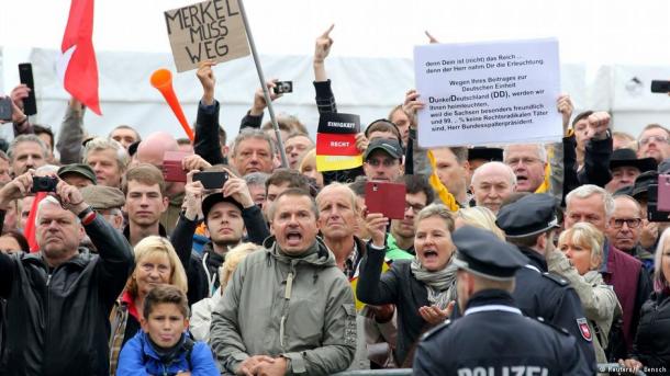 Gjermanët janë të pakënaqur me politikat migratore të Merkelit