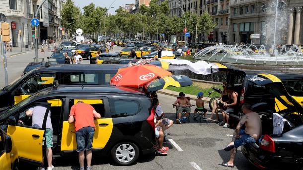 Greve indefinida de taxistas em Barcelona que exigem medidas por parte do Governo