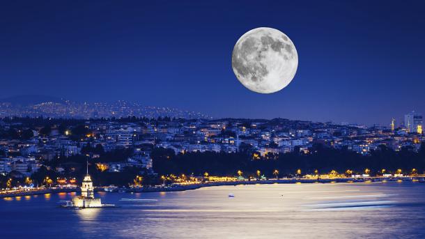 Fenomeni i “superhënës së gjakosur blu” ofroi pamje mahnitëse
