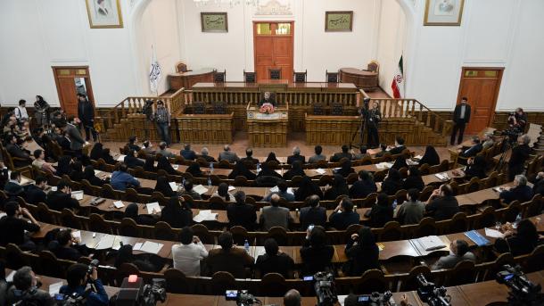 İran parlamentində 18 millət vəkili istefa etdi