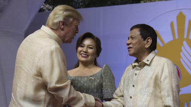 Poignée de main entre Trump et Duterte au sommet de l’APEC