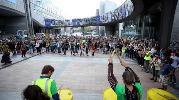 Bruksel – Ambientalistët në protestë para selisë së Parlamentit Evropian