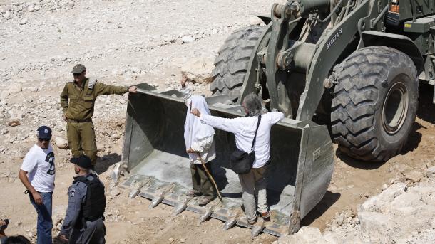 اعتقال ثلاثة فلسطينيين وناشط فرنسي