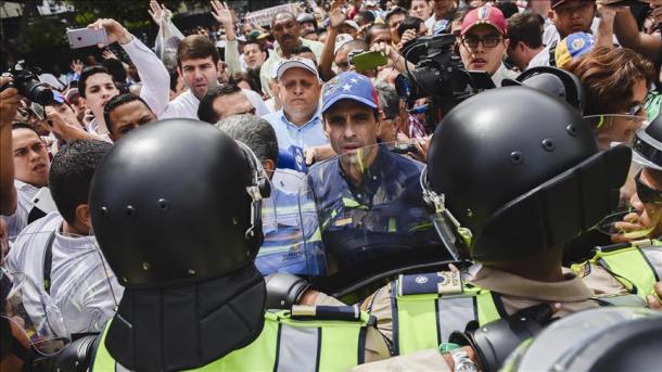 Venezuelanos protestam sobre a falta de alimentos e medicamentos