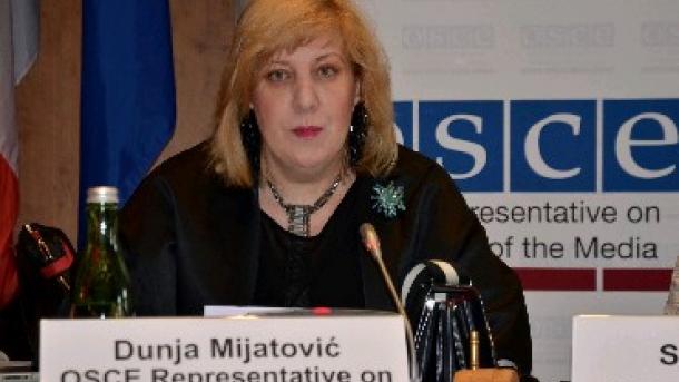 Dunja Mijatović u Potočarima: Naše riječi moraju biti snažnije od riječi onih koji negiraju genocid