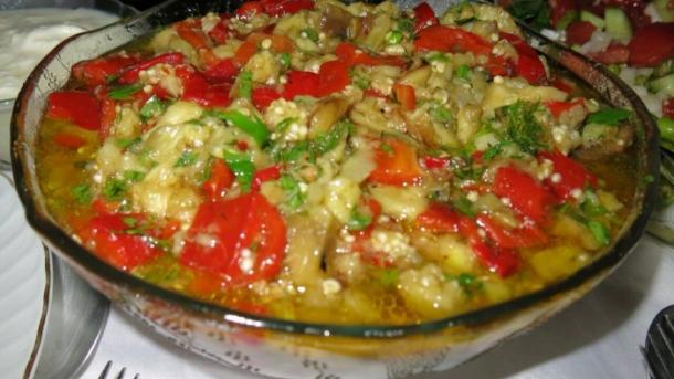 Салат из запеченных баклажанов и красного перца