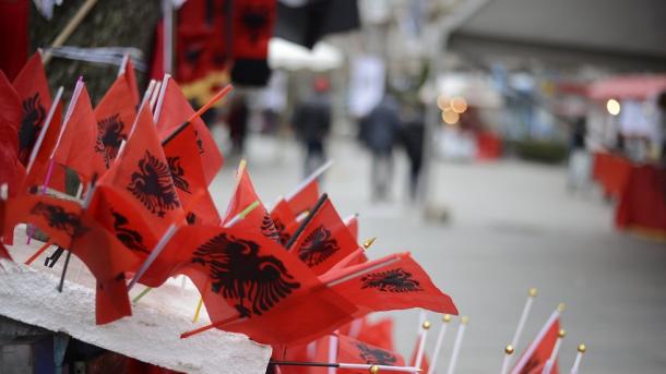 Kosovë – Prishtina vishet kuq e zi për Festën e Flamurit