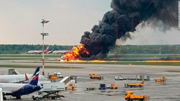 Pelo menos 41 pessoas morreram no incêndio de um avião russo