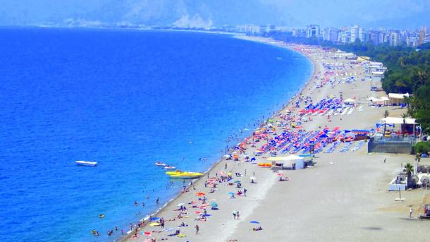 'Yan yawon bude ido na ci gaba da tururuwa zuwa garin Antalya na Turkiyya