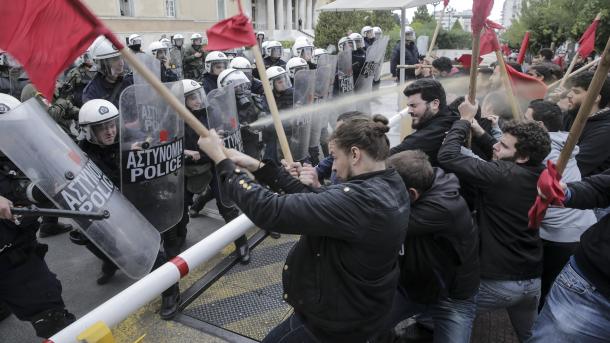 Estudiantes en Grecia se chocan con la policía por los efectos de los recortes presupuestales