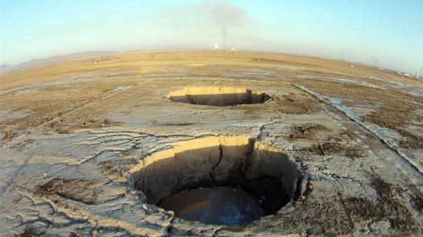مشاهده شدن فروچاله ها در دشتهای 14 استان ایران