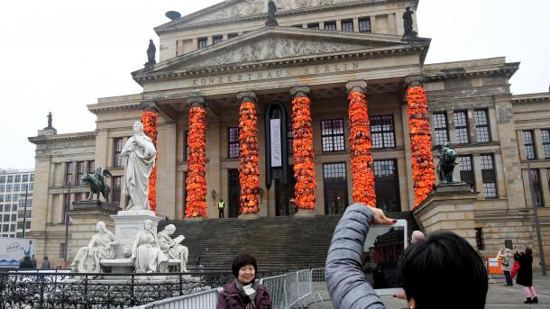 ai weiwe-berlin konser evi-can yelekler2.jpg