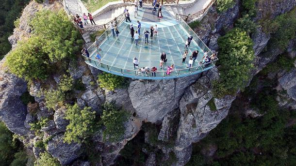 Los turistas afluyen a la primera terraza panorámica turca en Safranbolu