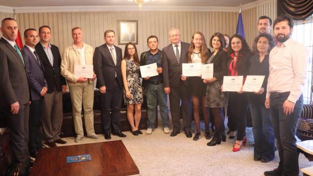 Jepen certifikatat për frekuentuesit e kurseve të shqipes në qytete të ndryshime të Turqisë