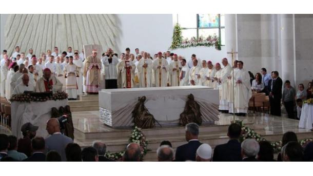 Priştine Rahibe Teresa katedrali_kutsama töreni.jpg