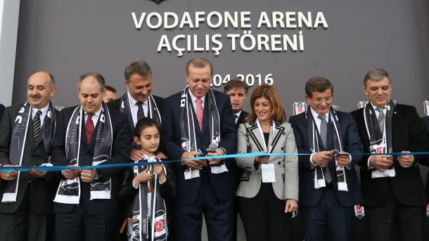 erdoghan wodafon tenterbiye meydanining échilishida lénta kesti