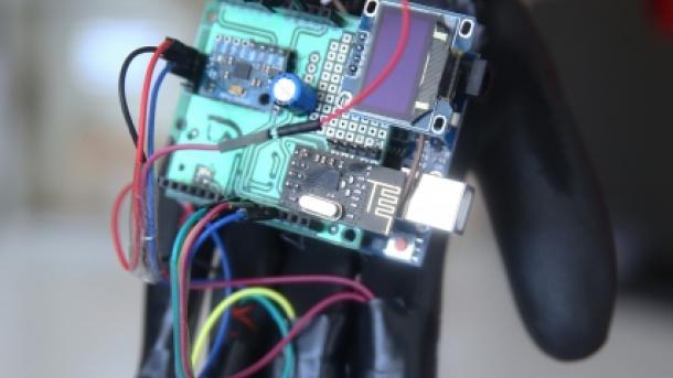 Qıtaynıñ täwge östäl tennisı robotı