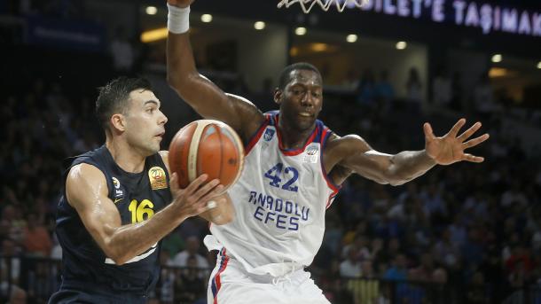 1-1 re lett az Anadolu Efes és Fenerbahce Beko közti harcpár