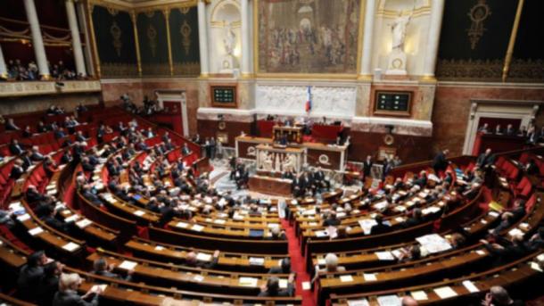 Le député français Sébastien Nadot brandi une banderole : « La France tue au Yémen »