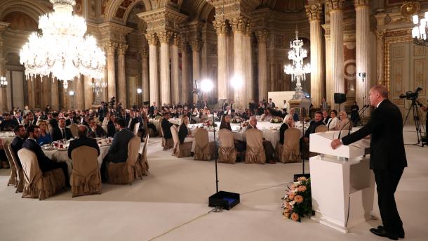 Presidente Erdogan ayer se reunió con los artistas y deportistas en el Palacio de Dolmabahçe