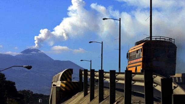 Guatemala: volcán de Pacaya sigue alimentado un gran flujo de lava