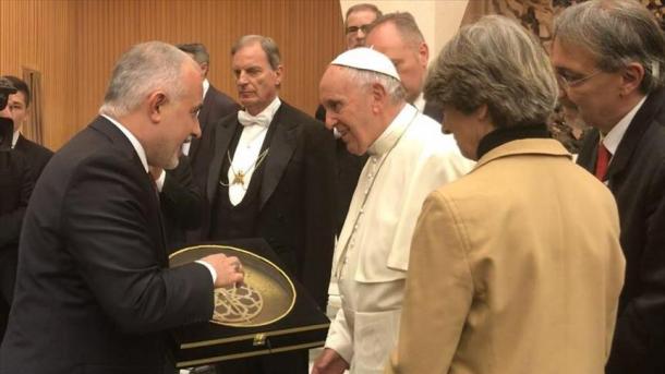Chefe do Crescente Vermelho Turco conhece o Papa Francisco