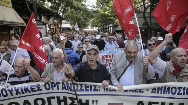 Zbog smanjenja penzija građani u Grčkoj ponovo na ulicama Atine