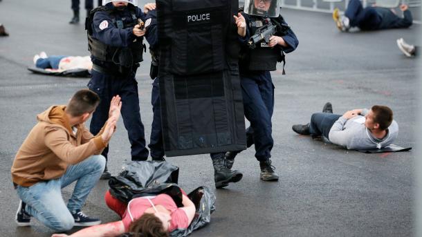 fransa polis müdahalesi basın3.jpg