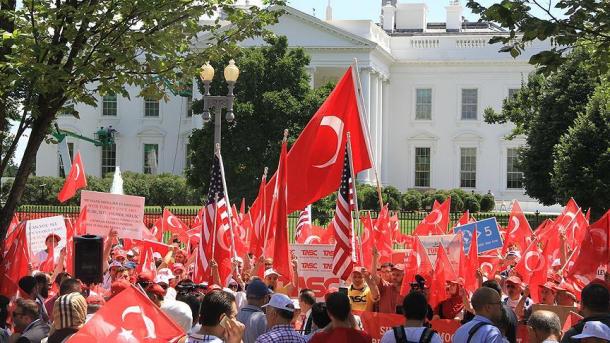 Qytetarët turq në ShBA organizuan një miting me moton “Demokracia kundër grusht shtetit”