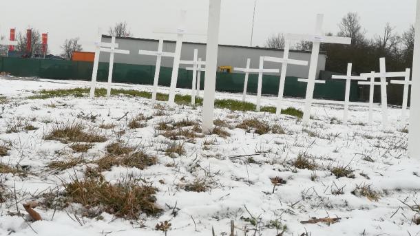 Turk Islom birligi jome- masjidning orasiga 26 xoch o’rnatilib qabriston tasvirini berganlar.