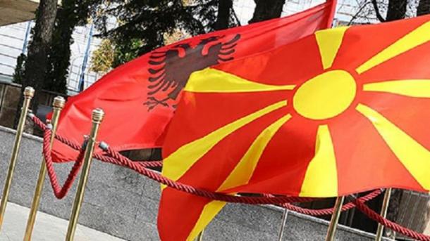 Arnavutluk_Makedonya bayrakları.jpg