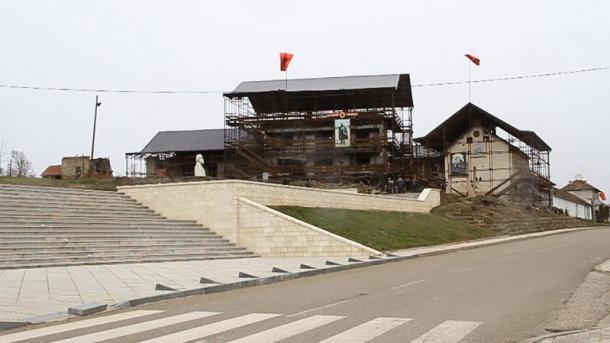 Adem Jashari Adem Jaşari Anıtsal Kompleksi Kosova.jpg