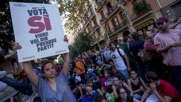 【スペイン・カタルーニャ地方の独立の賛否を問う住民投票】 学生らがバルセロナ大を占拠 カタロニア人政治家14人の釈放を要求