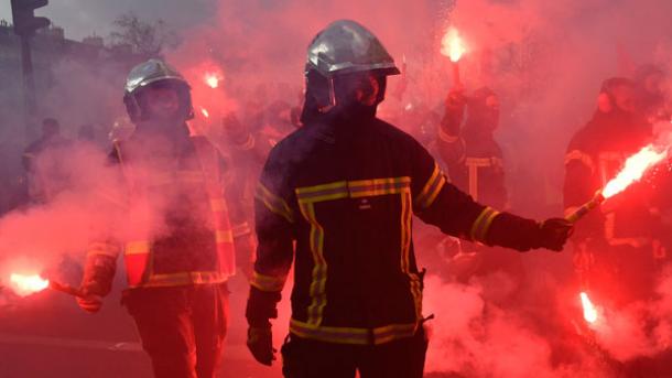 Vatrogasci protestuju na ulicama Pariza, sukobili se s policijom