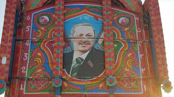 پاکستانیوں کے دلوں پر چھانے والے ترک صدر ایردوان اب پاکستان ٹرک آرٹ پربھی چھاگئے