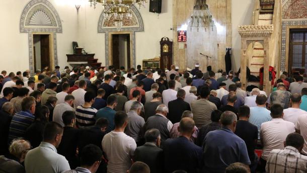 Besimtarët myslimanë në Maqedoni, Shqipëri dhe Kosovë mbushën xhamitë për Natën e Kadrit
